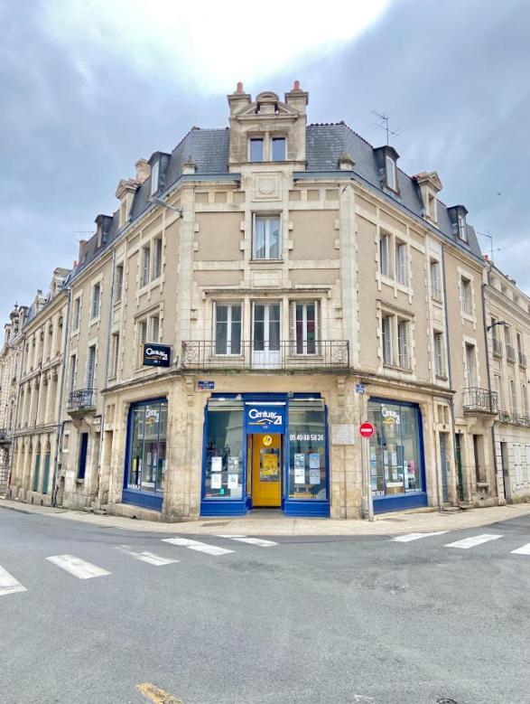 L'ancienne comédie, en hyper centre Poitiers Extérieur photo